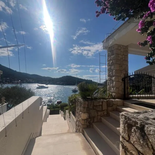 Korcula Apartment direkt am Meer -Zrnovska banja -2,5 km zur Altstadt Korcula、コルチュラのホテル
