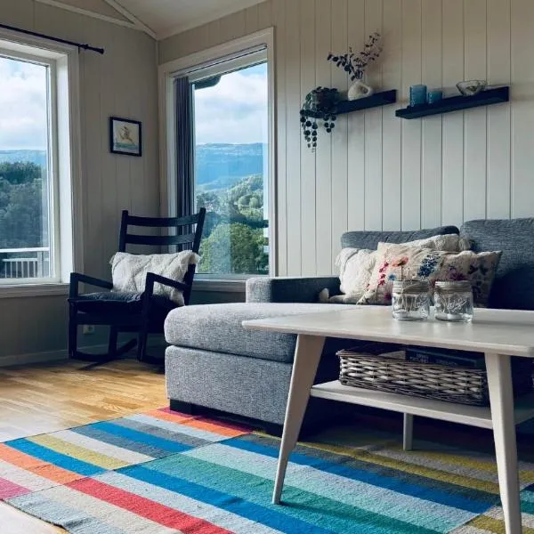 Cabin by the lake with 3 bedrooms, Hotel in Kvam