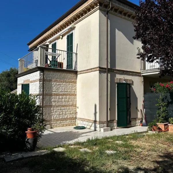 Appartamento con giardino Coppo Sirolo, hôtel à Sirolo