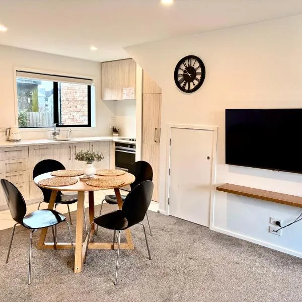 Close to Arena and one kilometer from Railway station onsite EV car park, hotel in Christchurch