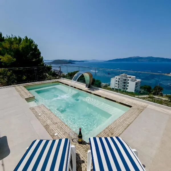 Sunset Shoreline Saranda - Sea View - Free Private Parking - Pool，位于萨兰达的酒店