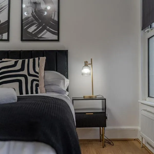 The Hampden House - Sleeps 7, hotel in Grays Thurrock