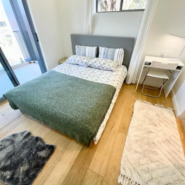 Cozy Room with Private Bathroom, Toilet and Balcony Close to Train Station and Airport, hotel in Revesby