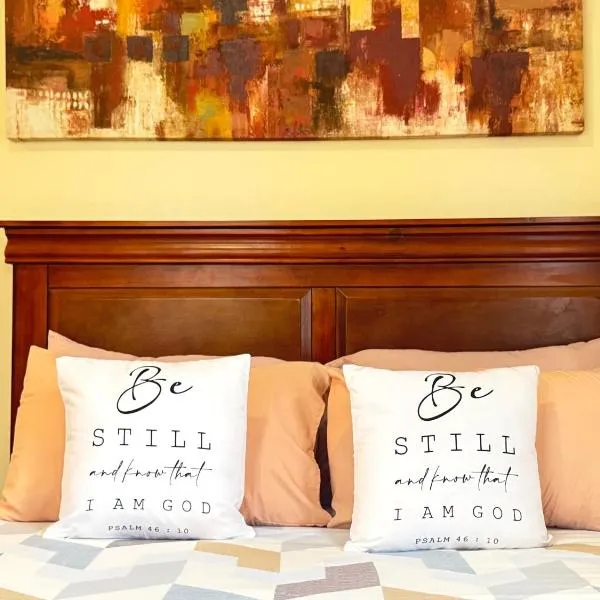 CDO Cozy 2-Bedrooms 2 Toilets View Pool and Garden beside Ayala Mall, Hotel in Cagayan de Oro