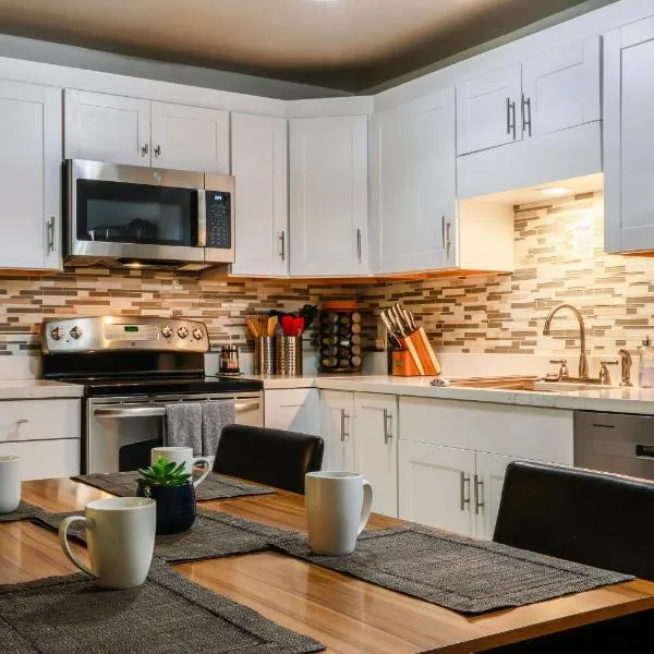 Renovated condo steps from Beaver Creek shuttle、エイボンのホテル