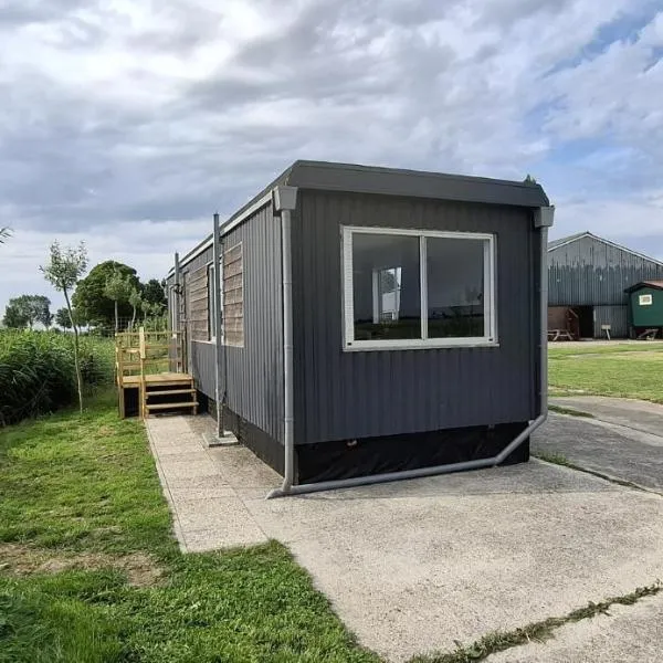 Chalet Julia, Minicamping de Grutte Earen, hotel in Burum