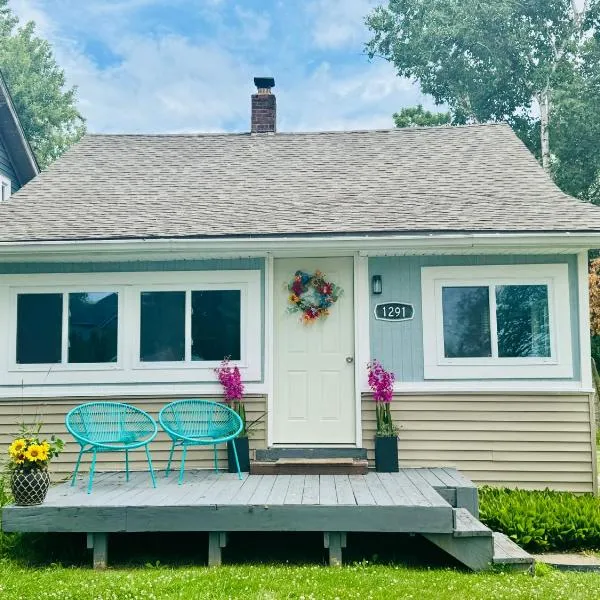 Charming Walled Lake MI Cottage, hotel in Novi