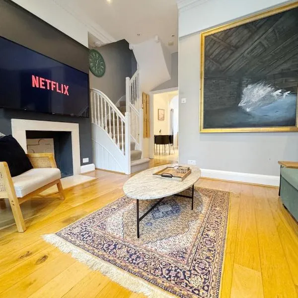 Stylish Duplex Condo Opposite Hyde Park, hotel u Londonu