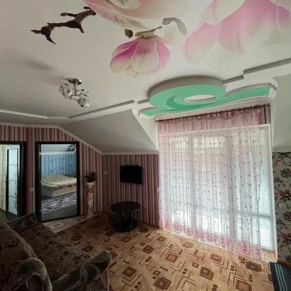 Затишні Апартаменти біля Софіївки 2й поверх, отель в Умане