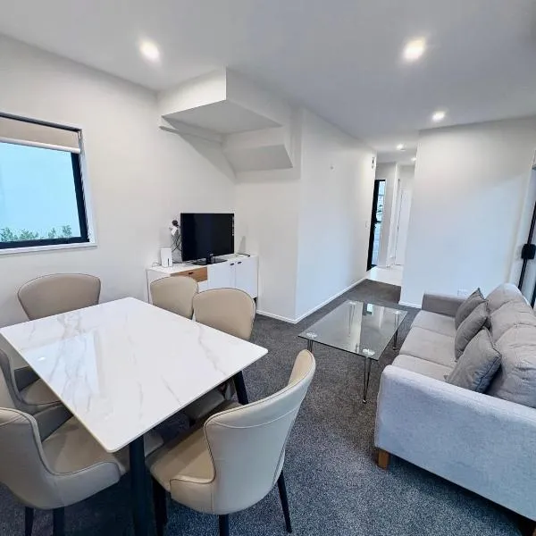 Modern 3BR Escape 3 Private Baths Rare Garage Perfect for Groups, hotel i Christchurch