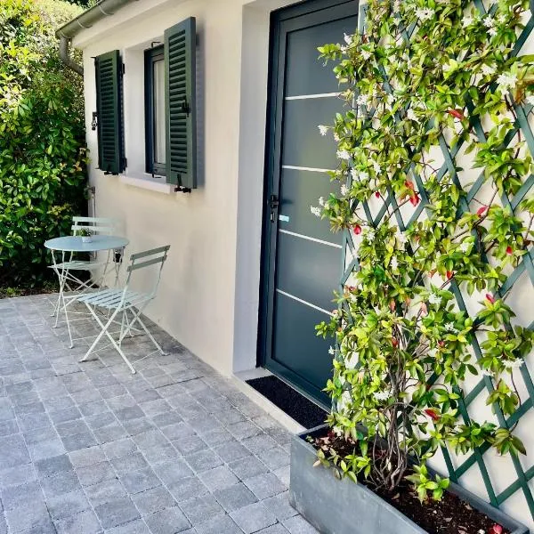 Joli studio récent sur jardin, très calme, ξενοδοχείο σε Colombes