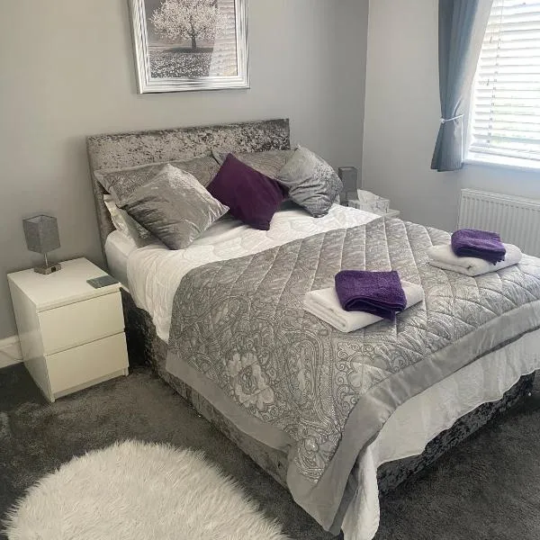 OneDouble room, one small double room, one en-suite studio room near to Wembley stadium, hotel in London