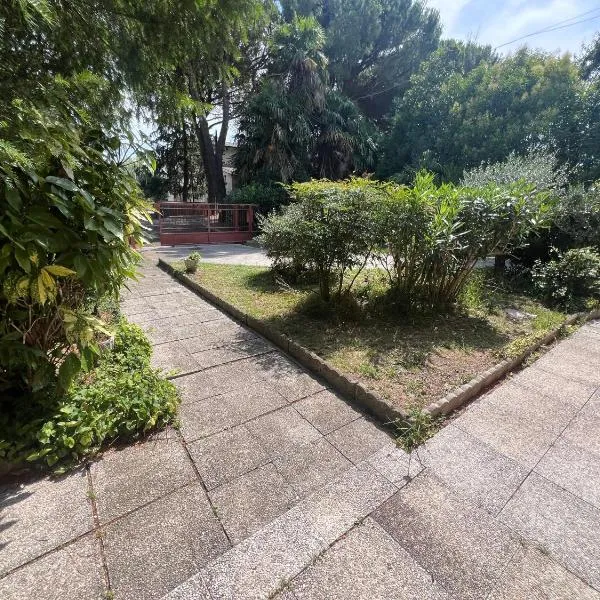 Villa Egles - Villa con giardino a Lignano Sabbiadoro, hotel in Lignano Sabbiadoro