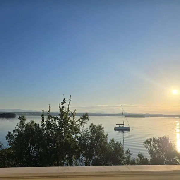 Apartman Maris, hotel in Tkon