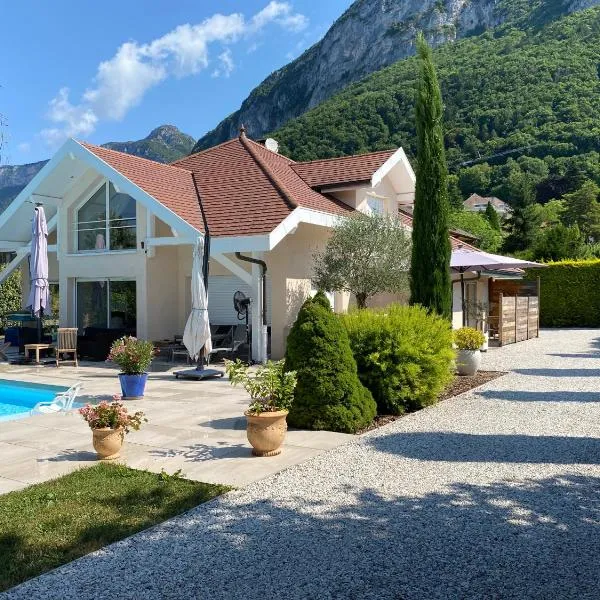 Beau studio 3 étoiles au bord du lac parking privé gratuit, hotel in Veyrier-du-Lac