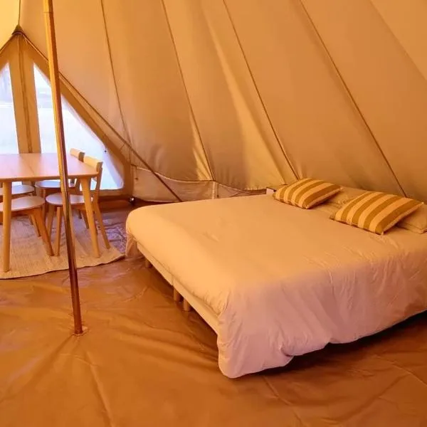 Tente confortable pour 4 personnes, hotel in Auboncourt-Vauzelles
