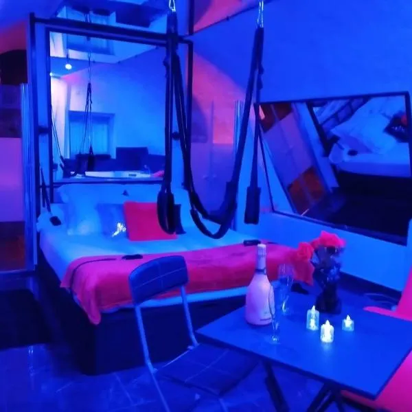 La suite miroir, love room avec jacuzzi, hotel in Bouc-Bel-Air