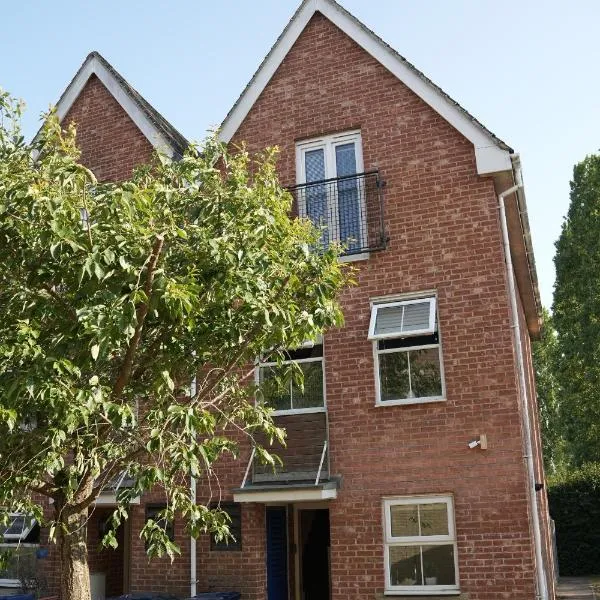 Spacious 4 bed Townhouse, near town centre and riverside in StNeots, hotel in Eaton Socon