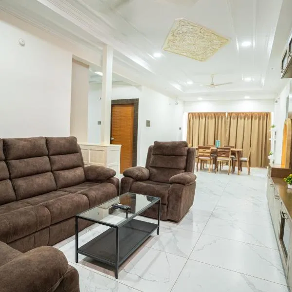 3 Bee's Service Apartments, Gachibowli, hotel in Madhapur