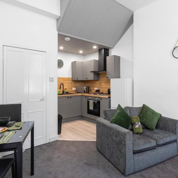 Sleek Canalside Stay in Edinburgh, Edinburgh