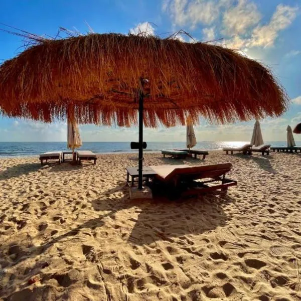 2 BRs Chalet in Helnan Resort with access to the sea and Pools, hotel en Puerto Saíd