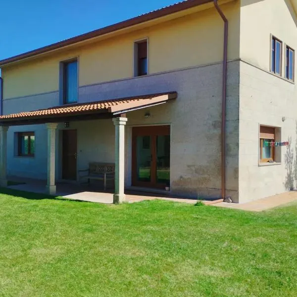 Acogedora casa con jardín, hôtel à Castellanos de Villiquera