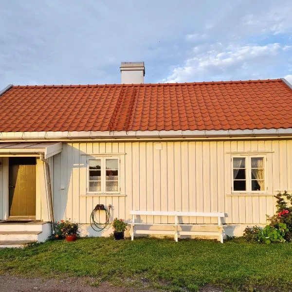 Beautiful log house at The World's End, Tjøme, hotel in Helgerød