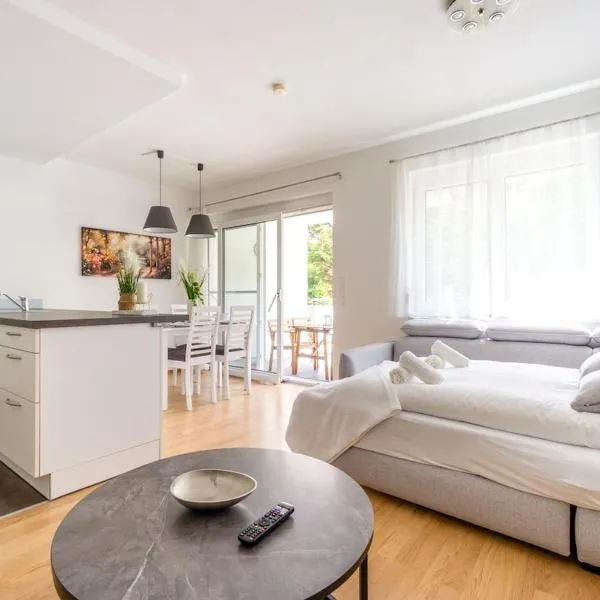 Apartment in quiet Area with Balcony and Parking, Walking distance to U1 Metro, hotel din Viena