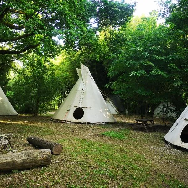 grand tipi traditionnel pour 2 à 5 personnes, hotel v destinaci Montbrun