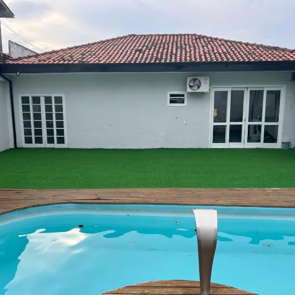 Casa com piscina em Biguaçu próximo as praias, Hotel in Biguaçu