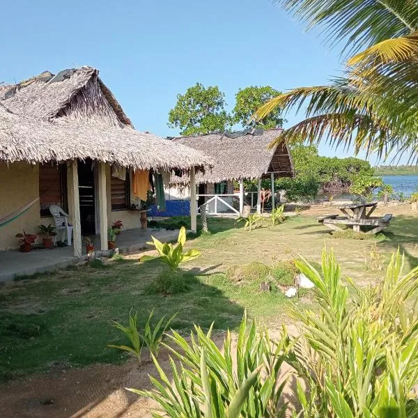 Malog bungalows, hotel in Île Koivou