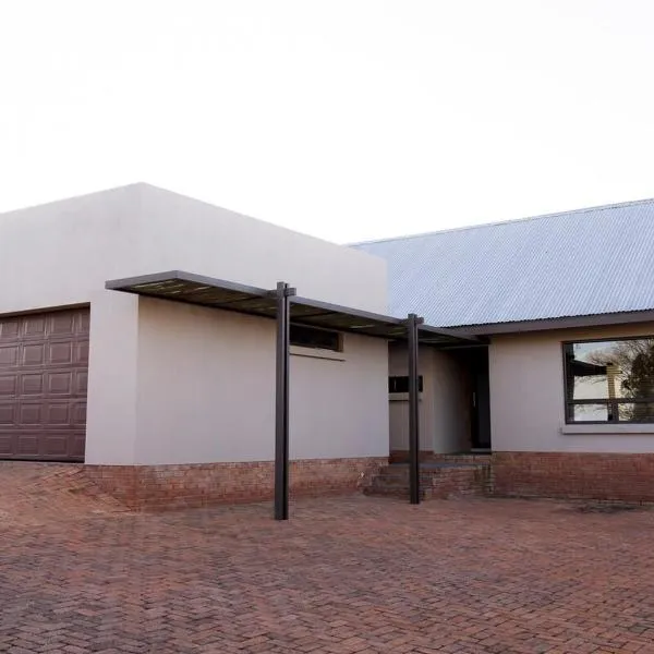 Complete Modern 3-Bedroom Home, ξενοδοχείο στο Μπλουμφοντέιν