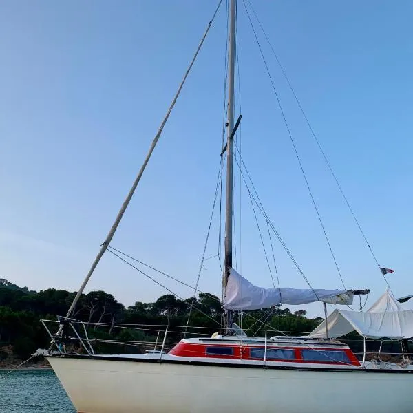 Voilier à Porquerolles, hotel u gradu Jer
