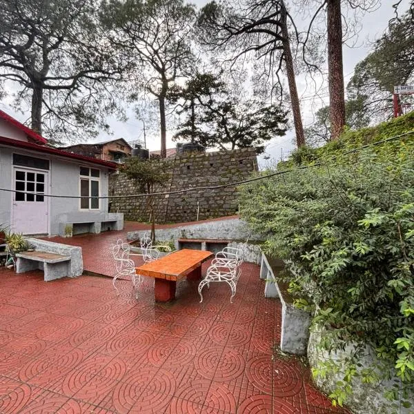 The Heritage manor l on mall road Kasauli l Private Lawn l 2 Min walk to heritage market, Hotel in Kasauli
