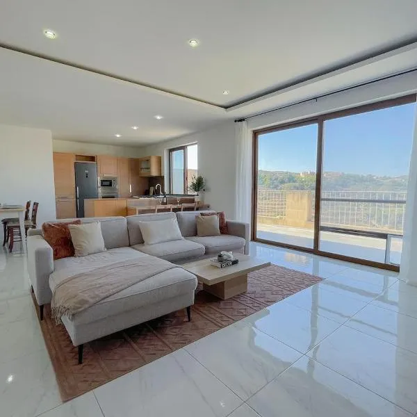 Penthouse with Xlendi Views & Two large Terraces, ξενοδοχείο σε Munxar