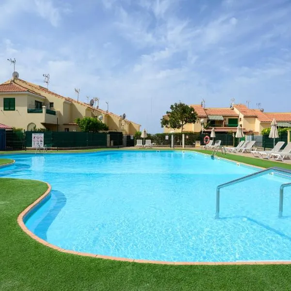 Bungalow with Terrace,private parking, BBQ,Pool in Maspalomas, Hotel in Maspalomas