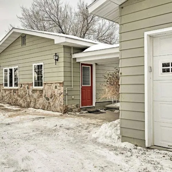 Spacious Dual-Home Mountain Escape with Hot Tub and Creek Views Near Trails in Lander, Wyoming, hotell i Lander
