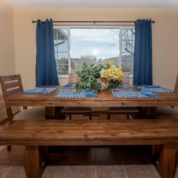 Remodeled Mountain Retreat with Hot Tub and Scenic Views Near Trails in Lander, Wyoming, hotell i Lander