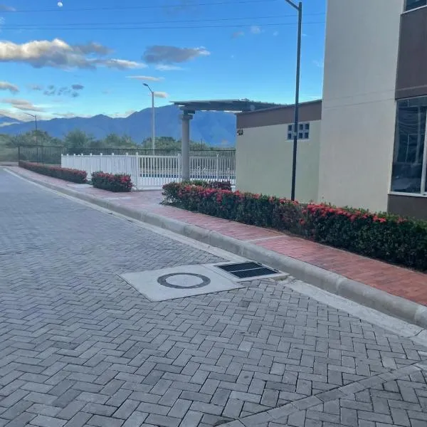 Apartamento Amoblado primer piso, 2 habitaciones, aire acondicionado, conjunto residencial GOYA, hôtel à Neiva