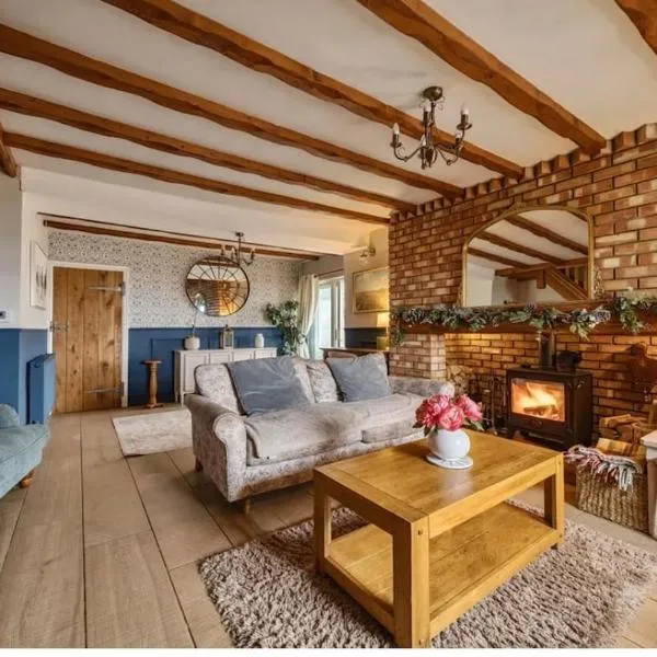 1 Engine Row Beautiful 3 Bedroom Cottage, hotel in Penclawdd