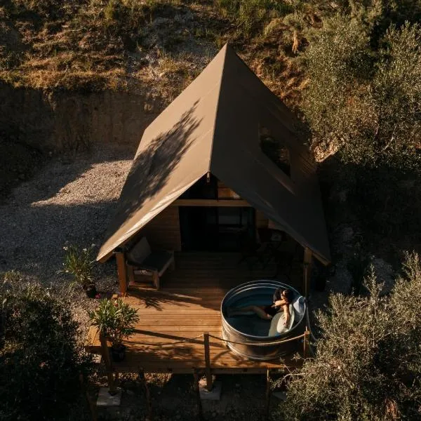 Glamping Uma Casanatura, hotel v destinaci Cellino Attanasio