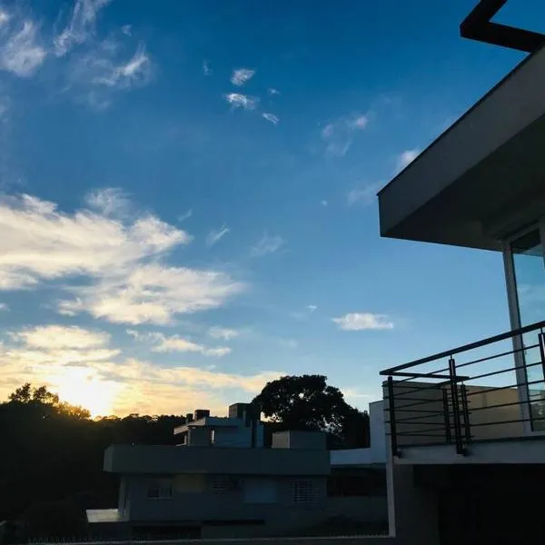 Casa confortável com piscina, hotel di Santa Cruz do Sul