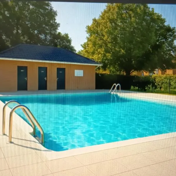 Appartement avec piscine, Hotel in Saint-André-lez-Lille