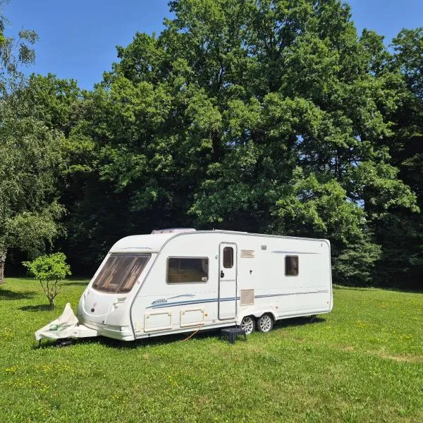 Karavan na samotě u lesa, hótel