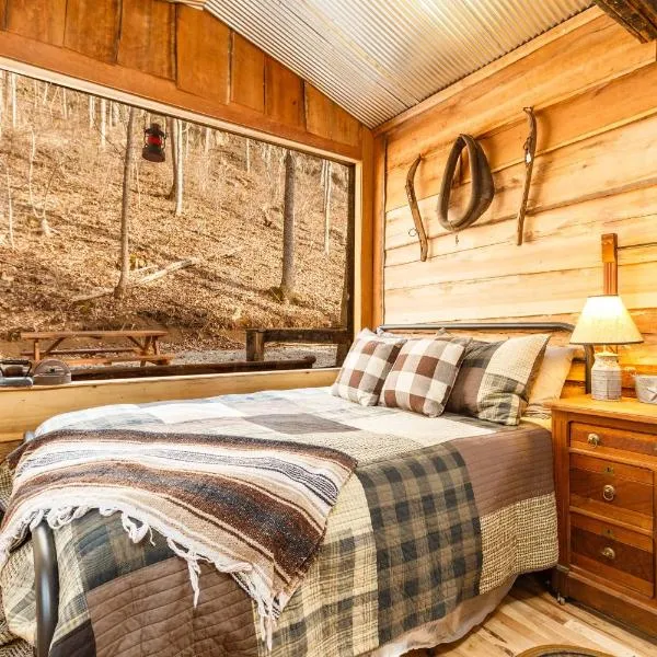 Ohio Starlight Glamping Cabins - A Peaceful Woodland Retreat, khách sạn ở Squirrel Town