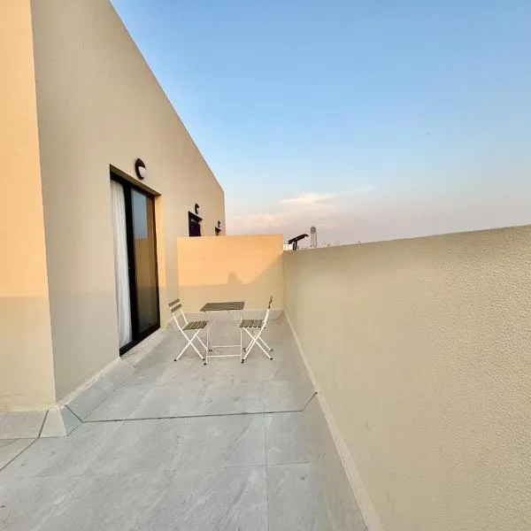 Spacious unit with a terrace, hotel in Dubai