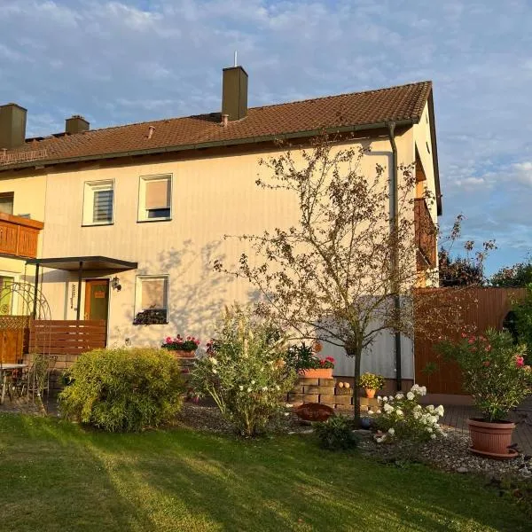 Ferienwohnung Am Blauen Hügel in Eckersdorf, ξενοδοχείο σε Eckersdorf