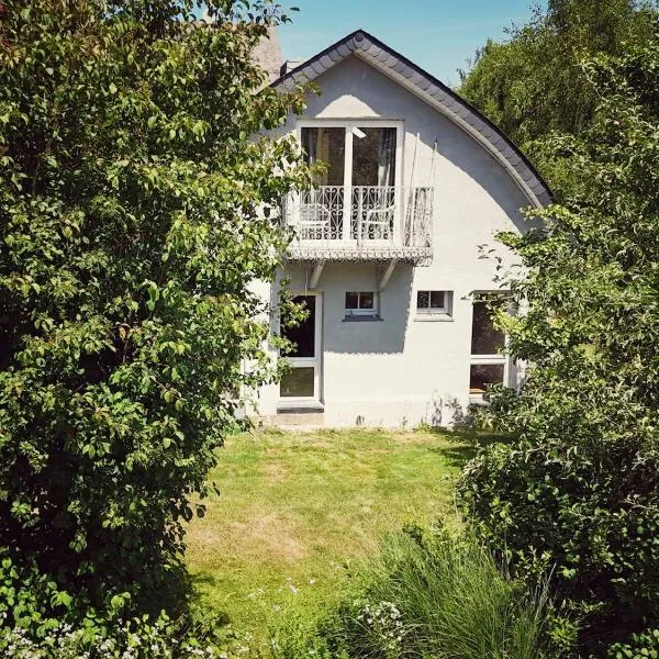Denkmalgeschütztes Häuschen mit Schwimmteich, Hotel in Braunfels