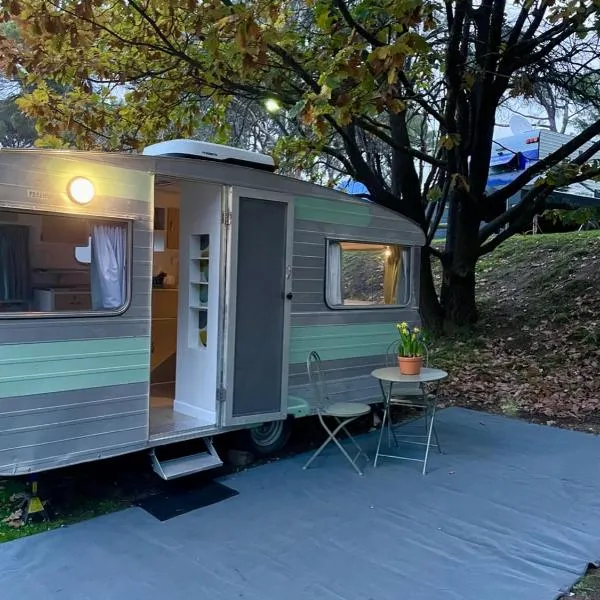 Castlemaine Gardens Vintage 60's Caravan, hotel v destinaci Castlemaine