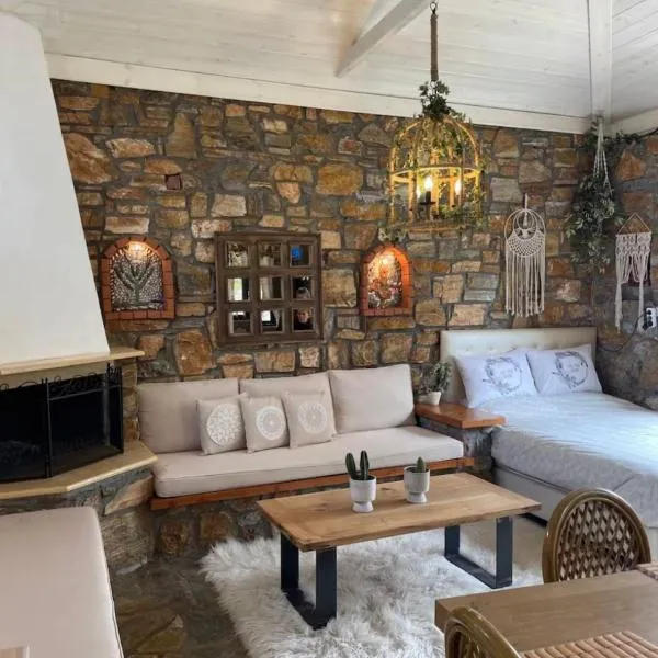 Stone cottage by the Coast of Olympus, hôtel à Leptokaryá